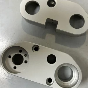 Piezas industriales listas para entrega en sector farmacéutico.